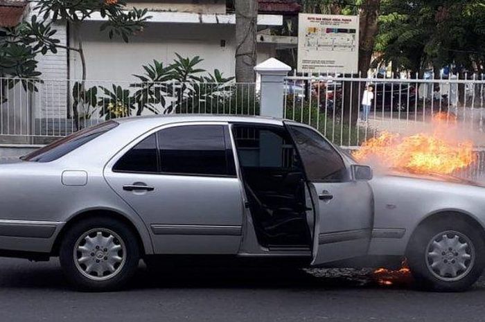 Mercedes-Benz terbakar di Medan