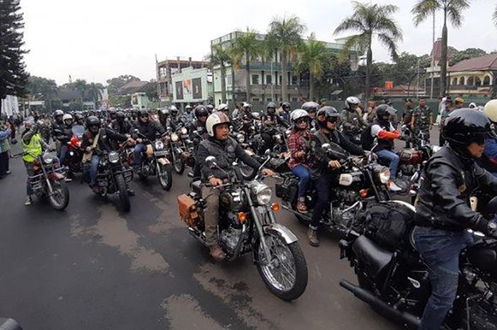 Ratusan unit Royal Enfield memenuhi jalanan Kota Bandung