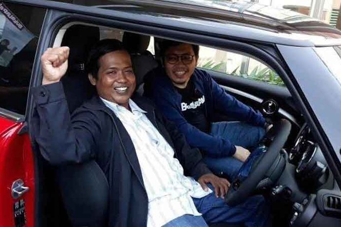 Dedi Heryadi berpose dengan Mini Cooper yang dibelinya dengan Rp 12 ribu