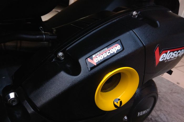 Veloscope asli dengan emblem timbul terpasang di motor