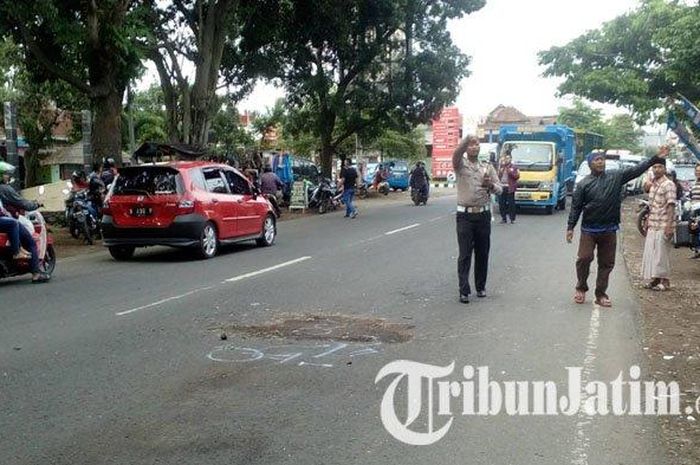 TKP lakalantas yang menwaskan Patwal Polres Mojokerto di Mergosono, Malang, Minggu (16/12/2018)