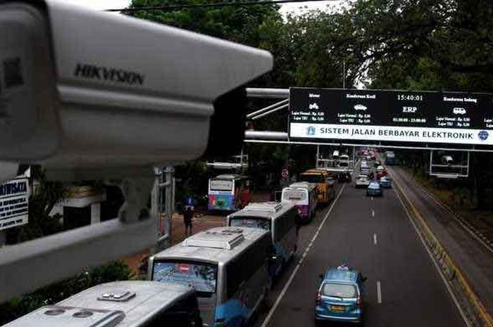 Kendaraan melintas di bawah alat electronic road pricing (ERP) di Jalan Medan Merdeka Barat, Jakarta