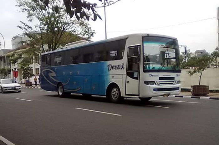 Bus Damri yang menggunakan basis dari Nissan Diesel CB (front engine)