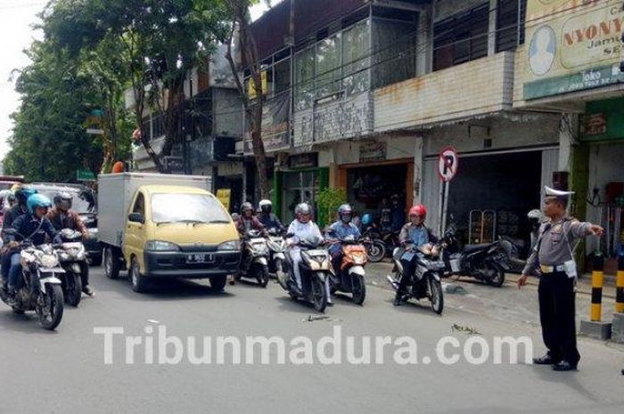 Warga Kota Pamekasan bingung saat lampu APILL digeser