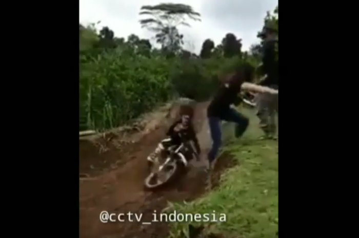 Wanita hampir tertabrak motor