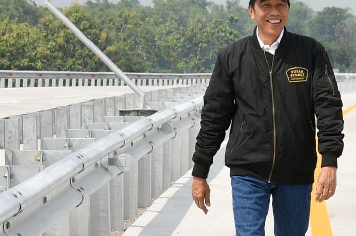 Tidak hanya pakai jaket bikers yang casual, Jokowi terlihat santai dengan sepatu kets