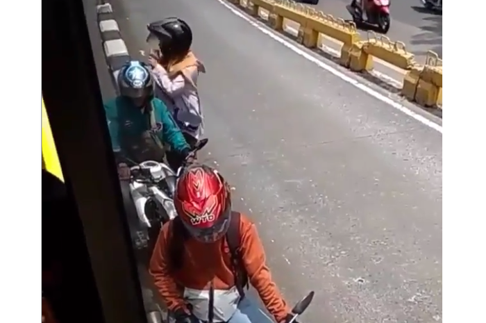 Pemotor terjepit bus Transjakarta