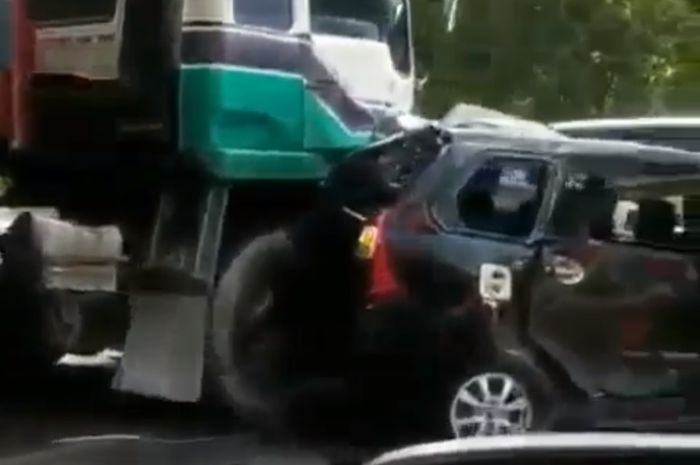 Kecelakaan beruntun truk tabrak 5 kendaraan lainnya