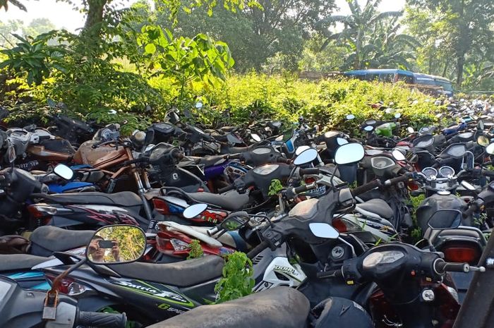 Motor hasil tilang yang berada di Teluk Pucung, Bekasi. Begini Cara Mengurus Motor Hasil Curian yang Terlantar