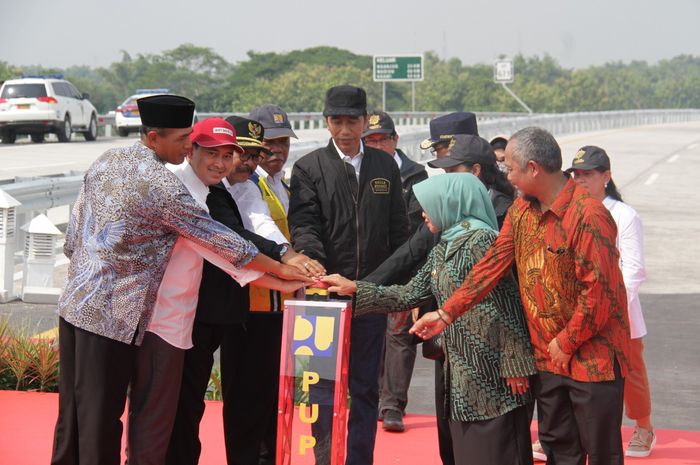 Presiden Joko Widodo (Jokowi) resmikan 4 ruas Tol sekaligus di Jawa Timur hari ini, Kamis (20/12/201