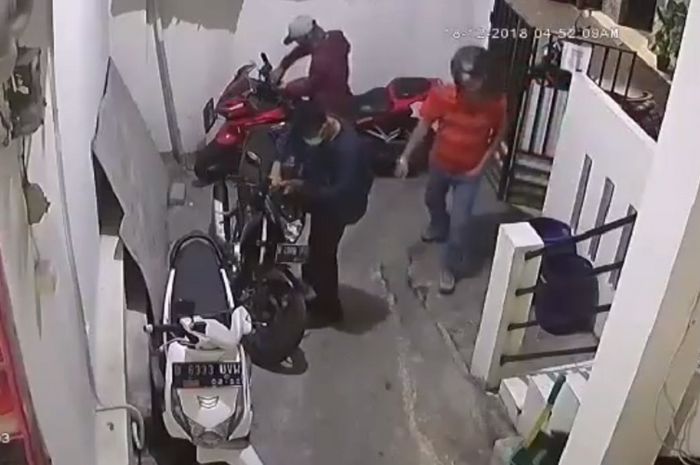 Aksi pencurian dua motor sekaligus di parkiran kos-kosan
