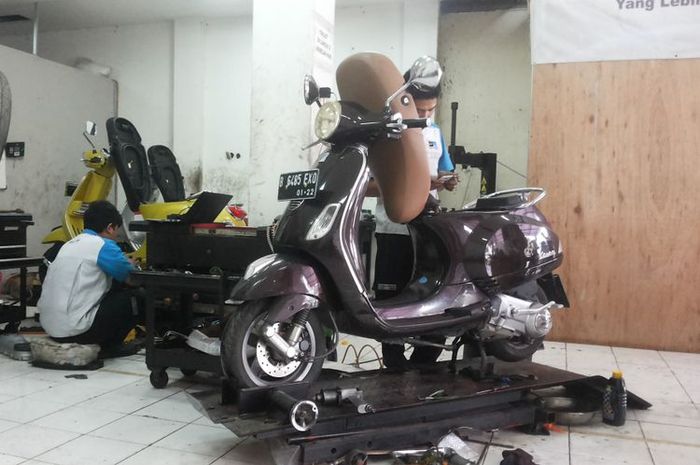 Suasana bengkel resmi Vespa di Depok