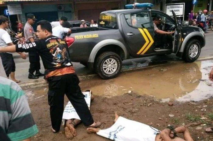 Polisi amankan dua lelaki telanjang bulat yang berpelukan dalam mobil