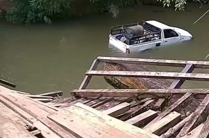 Toyota Hilux nyemplung ke sungai karena jembatan kayu roboh