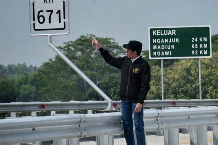 Jokowi mengenakan jaket Bulls Syndicate saat meresmikan jalan tol Trans Jawa