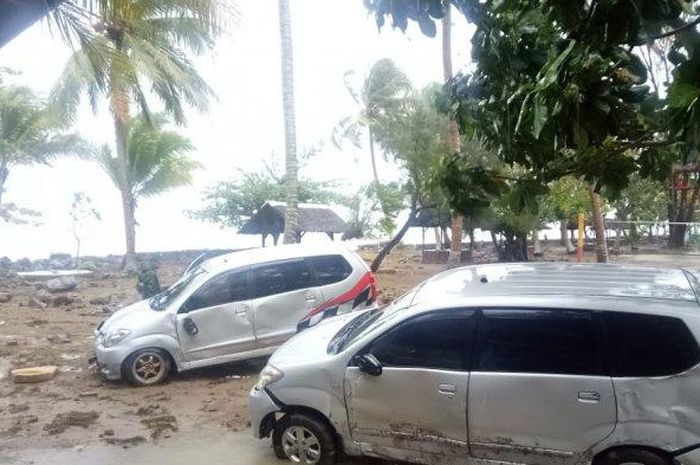 Dua Avanza atau Xenia terdampar pasca Tsunami Banten dan Lampung