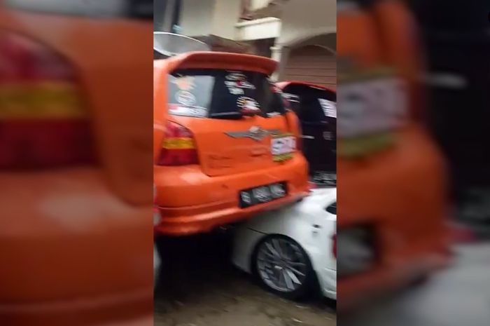 Nissan Grand Livina saling bertumpukan pasca tsunami