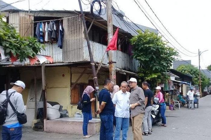 Sejumlah petugas Badan Pajak Retribusi Daerah (BPRD) DKI Jakarta melakukan kegiatan door to door ke sebuah rumah penunggak pajak, Aliyah, di Jalan Karya Barat IV, RT 09/03, Grogol Petamburan, Jakarta Barat, Minggu (23/12). 