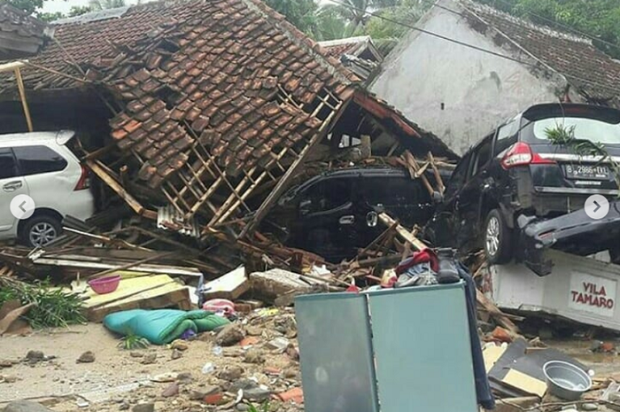 Tiga mobil tertimbun bangunan vila akibat tsunami Selat Sunda