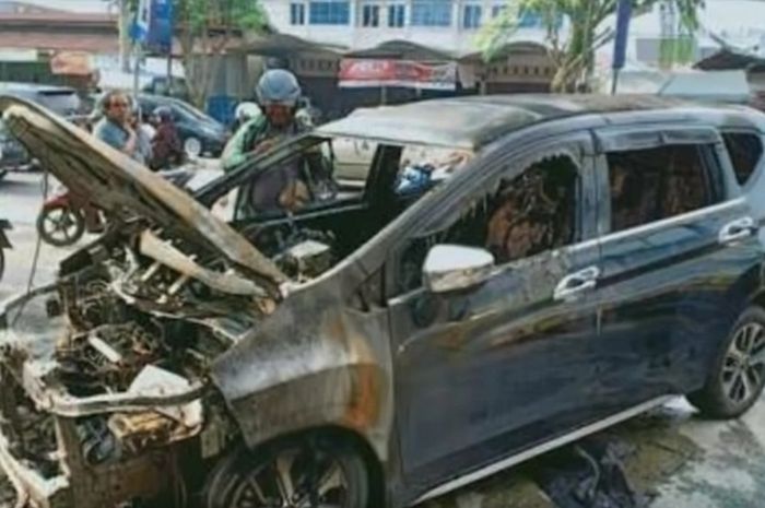 ILustrasi mobil bekas terbakar