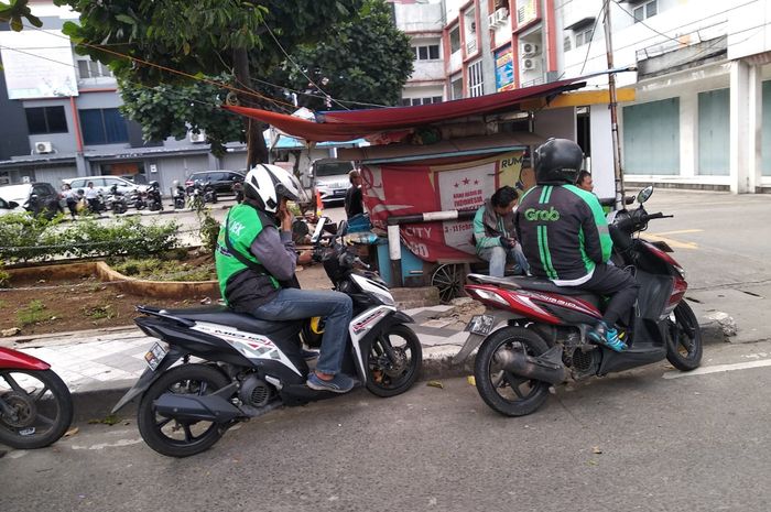 Ojek online saat menunggu orderan penumpang 