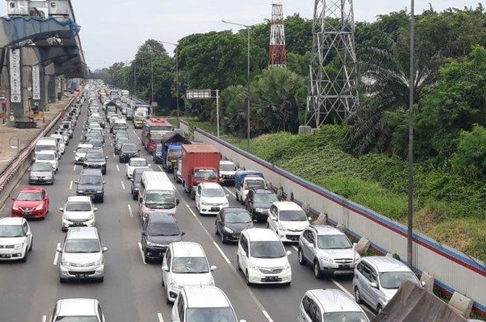 Kepadatan kendaraan arah Jakarta di ruas Tol Jakarta Cikampek KM14 Kota Bekasi