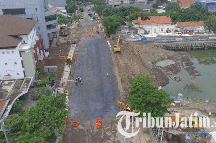 Usai pemadatan, Jalan Gubeng Surabaya yang ambles kini mulai diaspal, Rabu (26/12/2018). 