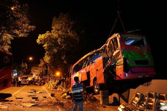 Kecelakaan dua bus di jalur Pantura, tiga tewas