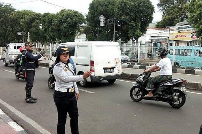Sejumlah petugas Suku Dinas Perhubungan Jakarta Timur sedang mengatur lalu lintas di sekitar Stasiun Jatinegara, Jakarta Timur, Kamis (27/12/2018). 
