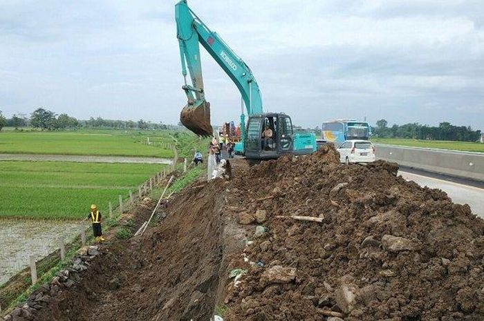 Perbaikan kerusakan rounding bahu jalan pada ruas tol Kartasura-Salatiga di Kabupaten Boyolali, Rabu (26/12/2018).    Artikel ini telah tayang di Tribunsolo.com dengan judul Rounding di Ruas Tol Salatiga-Kartasura Rusak, PT JSN Langsung Terjunkan Pekerja dan Alat Berat