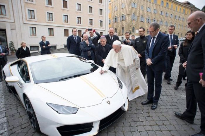 Paus Fransiskus memberkati mobil Lamborghini Huracan yang dihadiahkan kepada dia