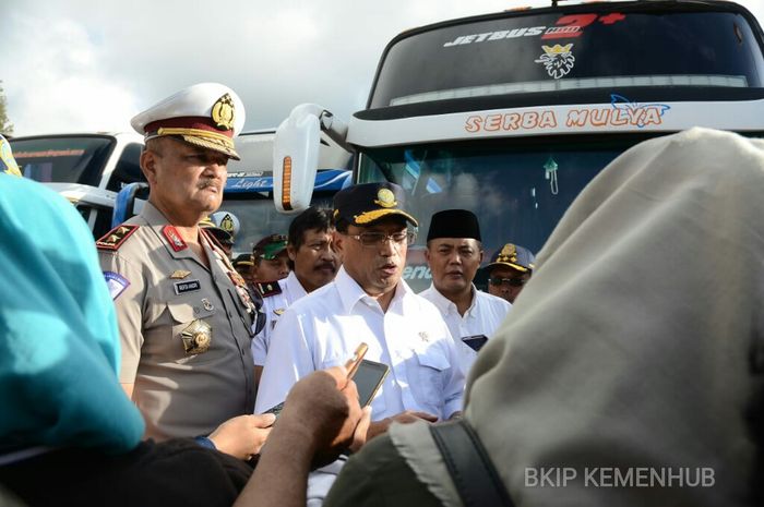 Menhub usai melakukan ramp check bus pariwisata di Taman Wisata Balekambang.