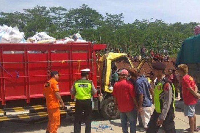 Kecelakaan antara truk pengangkut kasur dan truk semen di tol Batang-Semarang