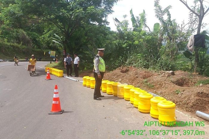 Pemasangan safety rolling barrier guard rails di jalur rawan kecelakaan Cikidang