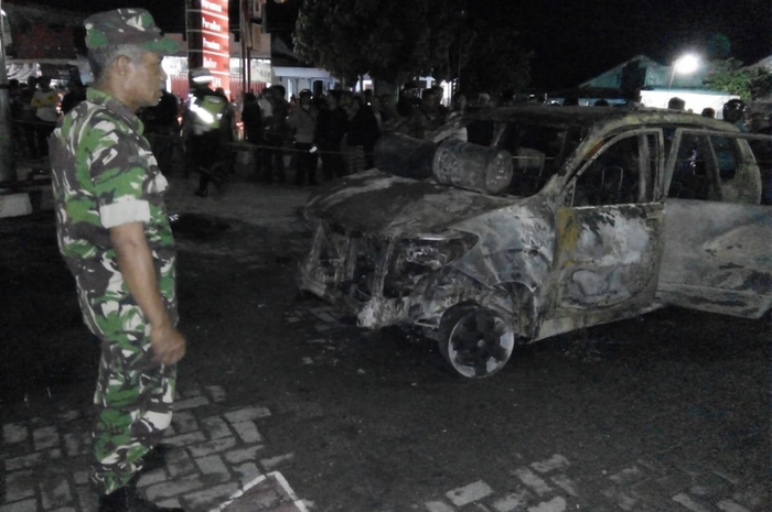 Mobil yang jadi korban kebakaran di sebuah SPBU di Kediri
