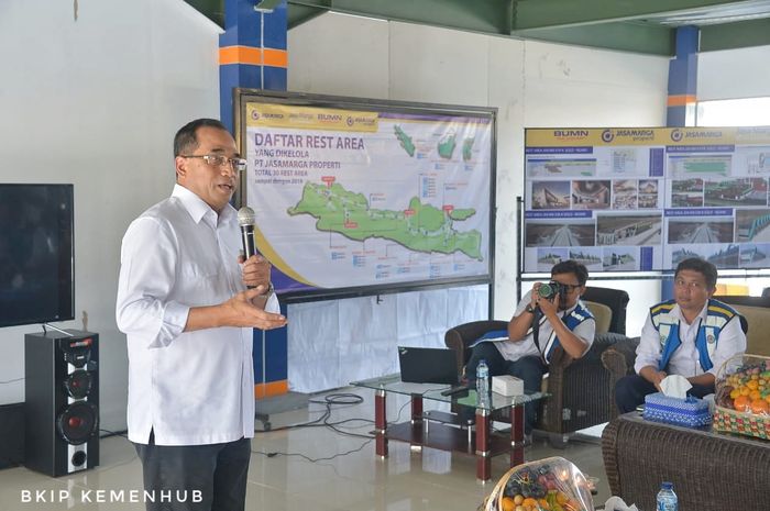 Menteri Perhubungan Budi Karya Sumadi mengunjungi Rest Area KM 207 di Tol Palimanan - Kanci,  Kota Cirebon