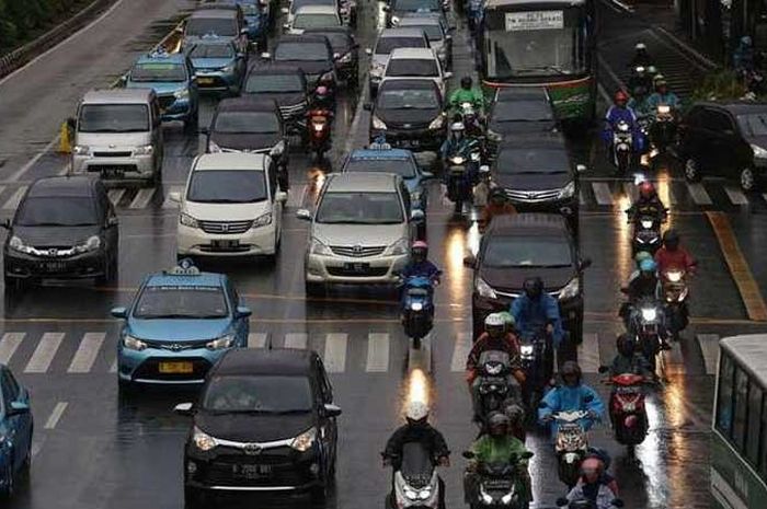 Ilustrasi. Kendaraan melintasi Jalan MH Thamrin, Jakarta Pusat, saat pemberlakuan sistem ganjil-genap