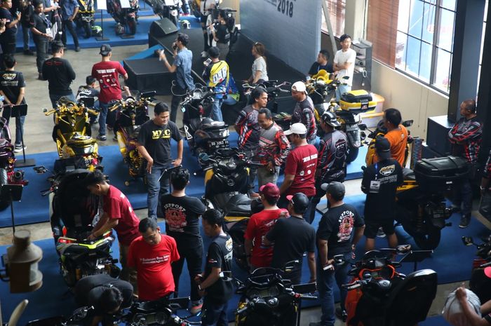 Suasana ramai Customaxi Yamaha