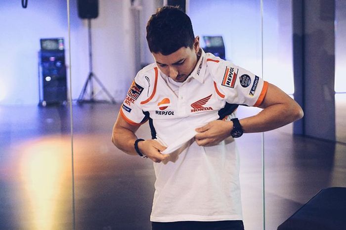 Jorge Lorenzo mengenakan polo shirt tim Repsol Honda