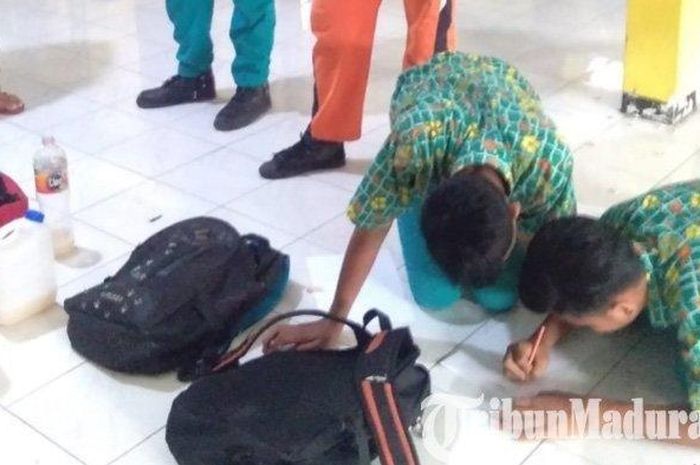 Para siswa yang diamankan Satpol PP Lamongan saat pesta miras di lokasi TPA dan sisa barang buktinya