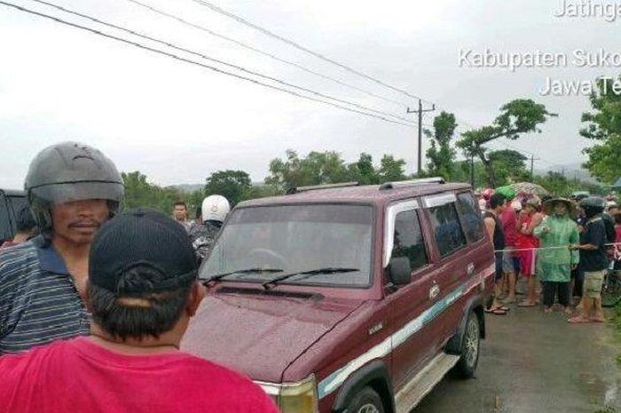 Warga mengerumuni TKP pembunuhan dalam Toyota Kijang di Sukoharjo
