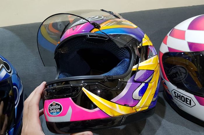 Ilustrasi helm lawas branded