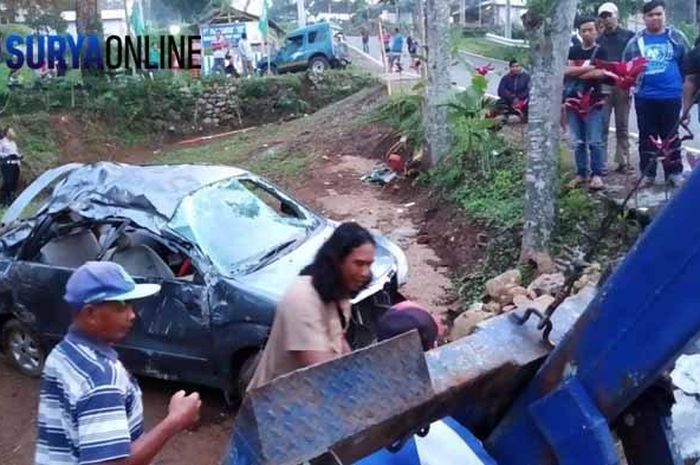 Toyota Avanza Terjun ke Jurang di Jalur Cangar-Pacet Mojokerto, Ditumpangi Sekeluarga, 2 Orang Tewas, Jumat (4/1/2019)