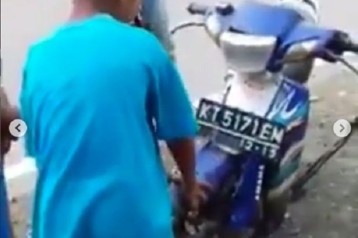 Seronag anak kecil marah minta motornya segera dibawa ke bengkel