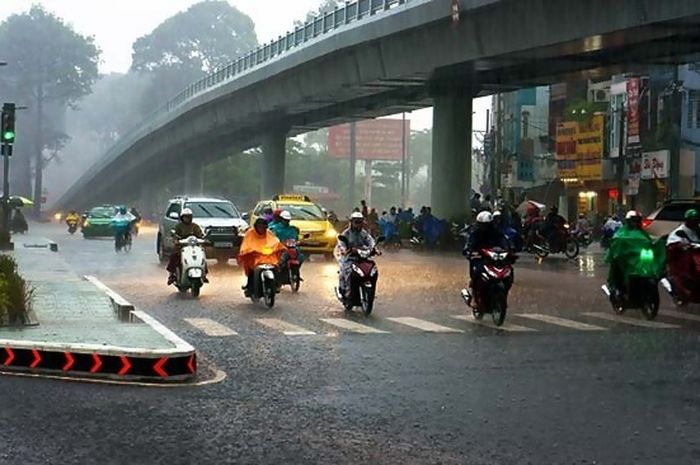 Ilustrasi berkendara di musim hujan