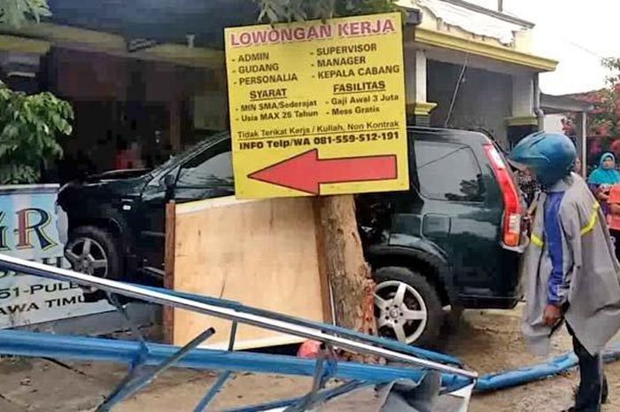 Honda CR-V yang dikemudikan Sri Hidayati nahas menabrak orang dan menyasar rumah warga di Lamongan