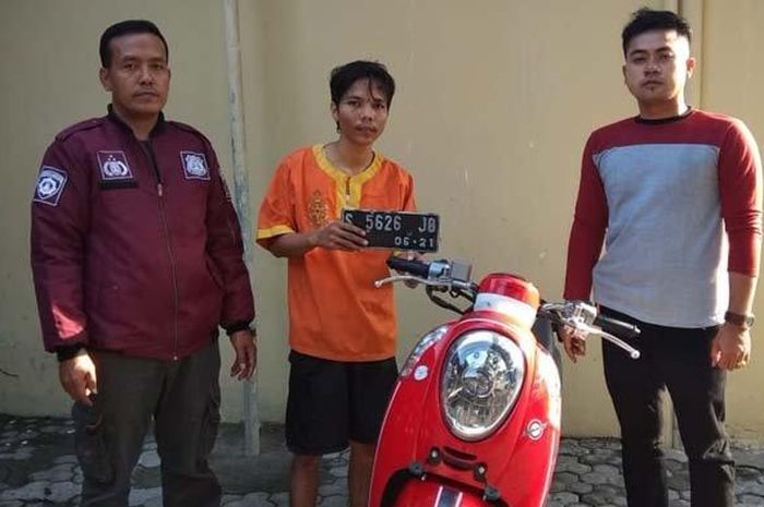 Tersangka Yoyok Purnomo dan barang bukti motor hasil curian yang diamankan polisi