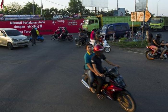 Simpang Jomin merupakan daerah rawan macet pada setiap arus mudik, karena merupakan titik bertemunya kendaraan dari arah Cikopo dan Kaliurip. (KOMPAS IMAGES/VITALIS YOGI TRISNA)