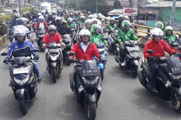 Menteri Perhubungan RI, Budi Karya Sumadi mengendarai motor matic bersama para pengemudi ojek online