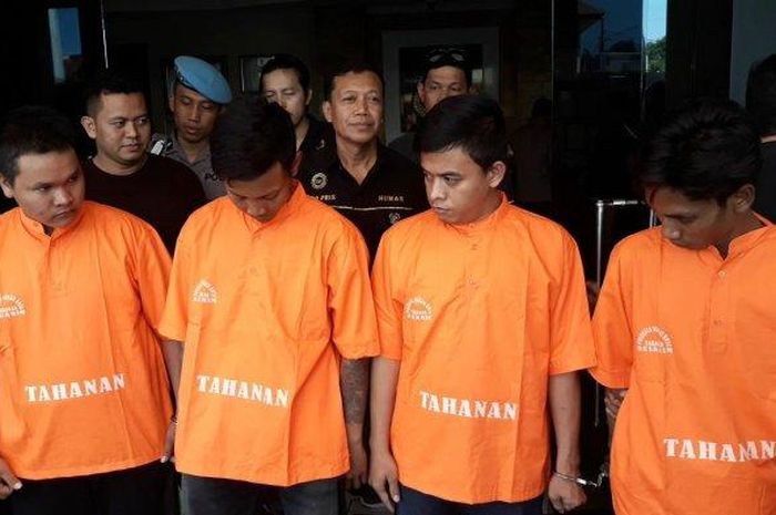 Delapan begal Gangster Jakarta ditangkap Polres Metro Bekasi Kota, Jumat (4/1/2019). 